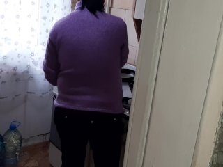 Пока моя мачеха готовит на кухне, мы с моей девушкой мастурбируем - IkaSmokS