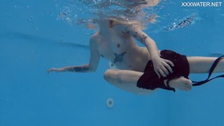 Мими Сика возбуждается под водой и голышом