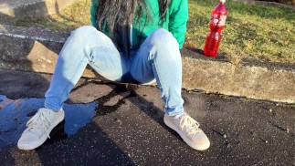 Публика мочится в джинсы, в то время как люди наблюдают за мной из окна