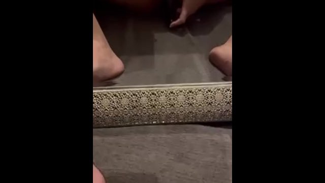 Непослушная мамочка жестко кончает для тебя