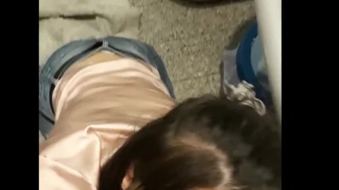 Eu chupo o namorado da minha melhor amiga durante a festa de Eve de Ano Novo!  (POV BLOWJOB))