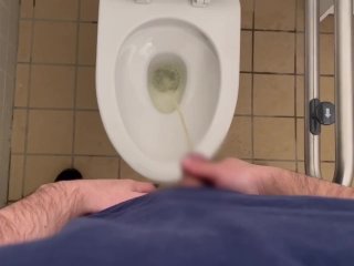 【ゲイトレーナー】公衆トイレで放尿後にサクッとサクッとシコる