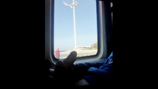 Рискованно дрочить в машине на глазах у людей