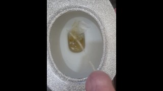 Mijn eerste video, pissen in het toilet met mijn rare lul | WeirdDickeddude