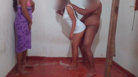 Esposa assiste marido transando com sua melhor amiga - sexo a três