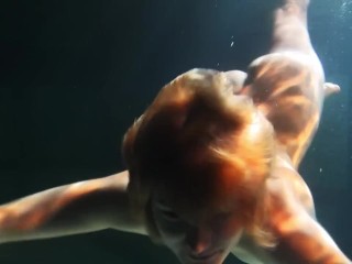 Babes Zwemt En Gaat Naakt Onderwater