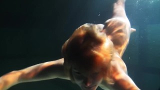 Babes zwemt en gaat naakt onderwater