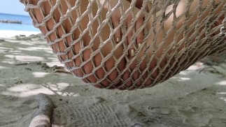 Большие Натуральные Сиськи Подросток На Открытом Воздухе Мазурбате, пока ее друзья плавают