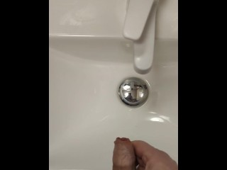 Aftrekken in Openbaar Toilet Eindigt Met Pis