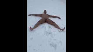 8 inch sneeuw en mijn vrienden daagden me uit om een naakte sneeuw engel te maken