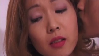 MILF asiatique sexy doigtée par son jeune mec