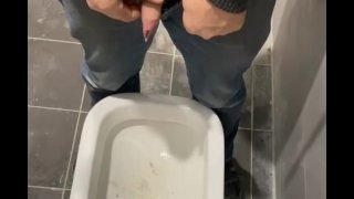 Homme pipi dans les toilettes