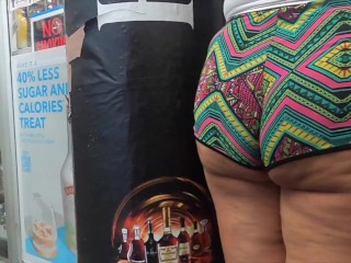 Course à La Liqueur Avec Femme Dans un Petit Short Serré Joue Les Fesses