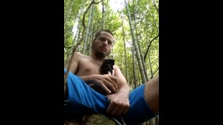 Exhibicionista masturbándose en el bosque, masturbándose afuera
