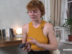 Offene Berlinerin spielt mit ihrem Lieblingsdildo