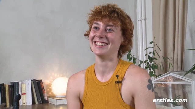 Offene Berlinerin spielt mit ihrem Lieblingsdildo