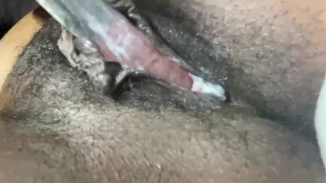 ПОСМОТРИТЕ ЭТОТ ВОЛОСАТЫЙ КРЕМ ИЗ МЯСИСТОЙ КИСКИ НА ФАЛЛОИМИТАТОРЕ