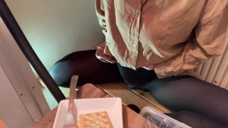ズームで友達の誕生日会中、尿意を催しバレないように少しずつおもらしするも