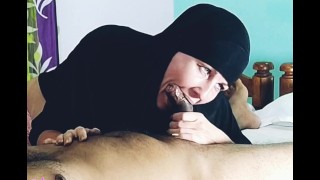 Sexy Arabische meid likte Guy's BBC op webcam