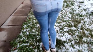 Mouiller mon nouveau jean serré sexy dans la rue publique
