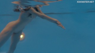 小柄なロシアのマルファはプールでヌードを泳ぐ
