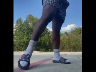 Black Guy Fouette Thick Black Une Bite Dans un Terrain Vacant Avant De éclater Une énorme Noix (Sous à Onlyfans 4