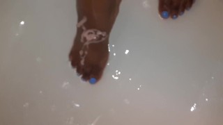 Lavando os pés... 😏