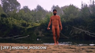 Aventura arriesgada chico desnudo masturbándose en el río brumoso..