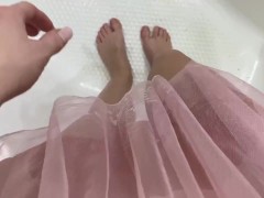 Малышка писает в юбку для девочек стоя. Хулиганка - Screenshot 13 of 16 - Girl Pees Standing