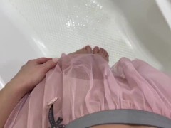 Малышка писает в юбку для девочек стоя. Хулиганка - Screenshot 16 of 16 - Girls Peeing