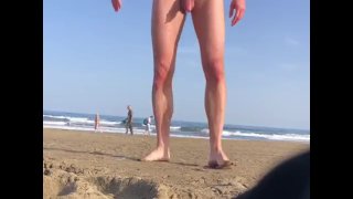 Nudiste marche de l’eau balançant grosse bite