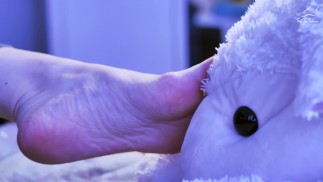 Симпатичная девушка-студентка ногами в своей кровати