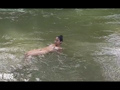 BAÑANDOME DESNUDITA AL AIRE LIBRE