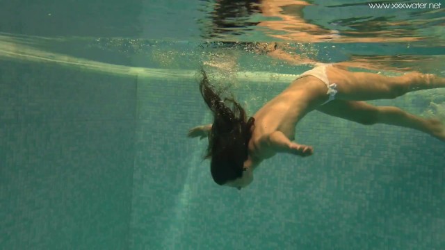 Watch Stefanie Moon and Vyvan Hill underwater