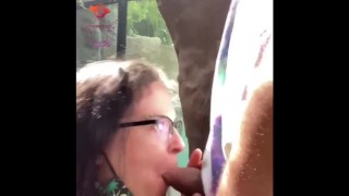 mamada pública en el zoológico