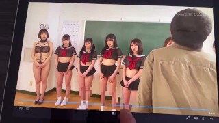 masturbatie tijdens het kijken naar een hentai Japanse video van schoolmeisjes