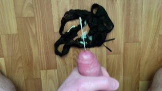 Украл трусы у соседки и кончил на них