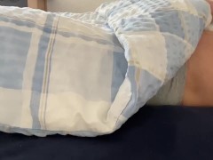 Video Beim Mittagsschlaf ins Bett gepinkelt