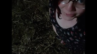 Chica trans se mea en el parque bajo la luz de la calle