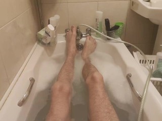 Mostrando Mis Pies y Piernas Delgadas y Largas Mientras Toma un Baño De Burbujas