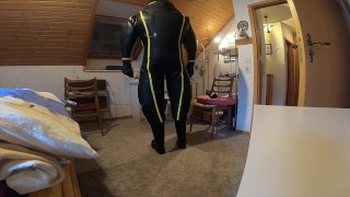 anziehen von aufblasbaren Cyborg Suit - im Schutzanzug unterwegs