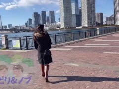 真冬に全裸コートで街中をお散歩する美人女性。おっぱい見て欲しいな。。 - Screenshot 2 of 16 - Naked Walk