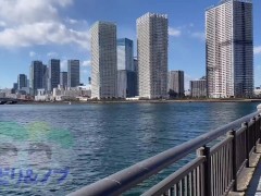 真冬に全裸コートで街中をお散歩する美人女性。おっぱい見て欲しいな。。 - Screenshot 3 of 16 - Japanese