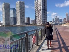真冬に全裸コートで街中をお散歩する美人女性。おっぱい見て欲しいな。。 - Screenshot 4 of 16 - Kink
