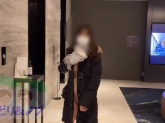 真冬に全裸コートで街中をお散歩する美人女性。おっぱい見て欲しいな。。 - Screenshot 7 of 16 - Naked Walk