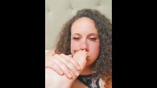 Snapchat meisje ruikt haar zweterige voeten