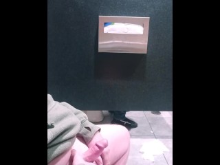 Ginger Urso Gay Em Público Se Masturbando no Banheiro De Caminhão