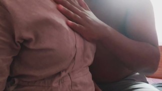 办公室男人吮吸完美的乳头和大自然的大胸部 吸奶 - CamLucy