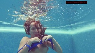 리나 머큐리 러시아어 큰 가슴 포르노스타는 수영장을 즐긴다