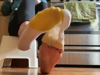 Игнорируя тебя, когда я потягиваю кофе, болтаюсь, снимаю